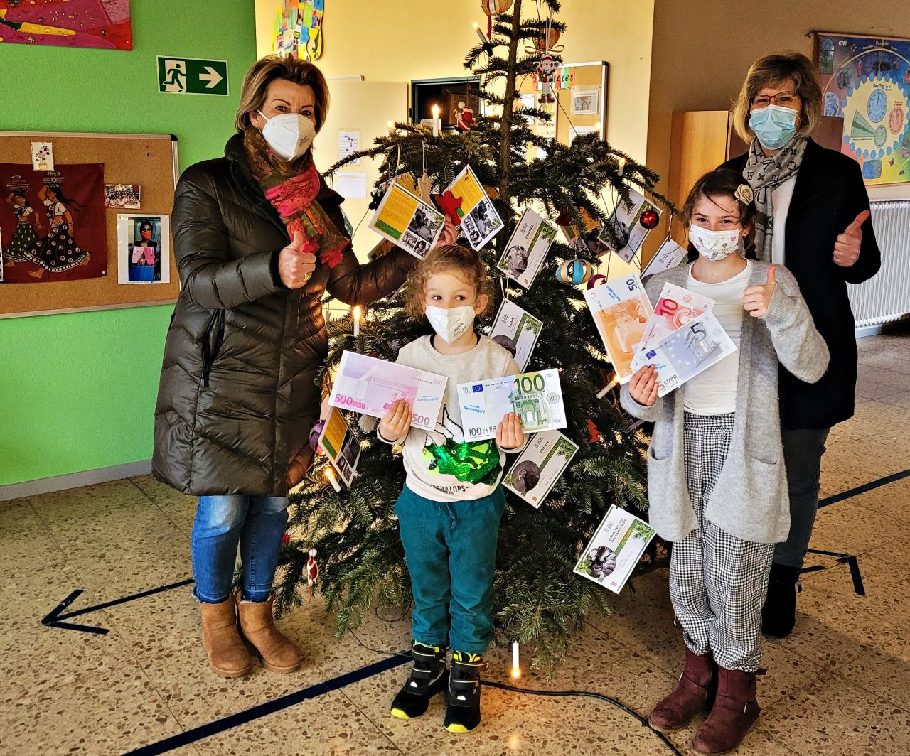 Erfolgreiche Spendenaktion mittels Wunschbaum in der Grundschule Marienschule Breitscheid. Fotos: privat