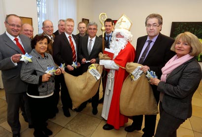 Der Weihnachtsmann berreichte im Auftrag der Kampagne \"Anschluss Zukunft\" Infrastrukturminister Roger Lewentz (fnfter von rechts) fast 3.000 Sterne in zwei Scken. Mit dabei: Vertreter der Initiative um Christoph Bhmer (zweiter von rechts) sowie die vier Landtagsabgeordneten aus dem Kreis Altenkirchen. (Foto: pr)