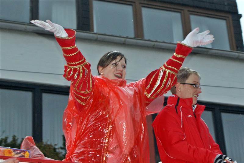 Grund zur guten Laune hatte Prinzessin Lisa I.: Der Veilchendienstagszug konnte in Wissen bei relativ trockenem Wetter stattfinden. Fotos: Daniel Pirker