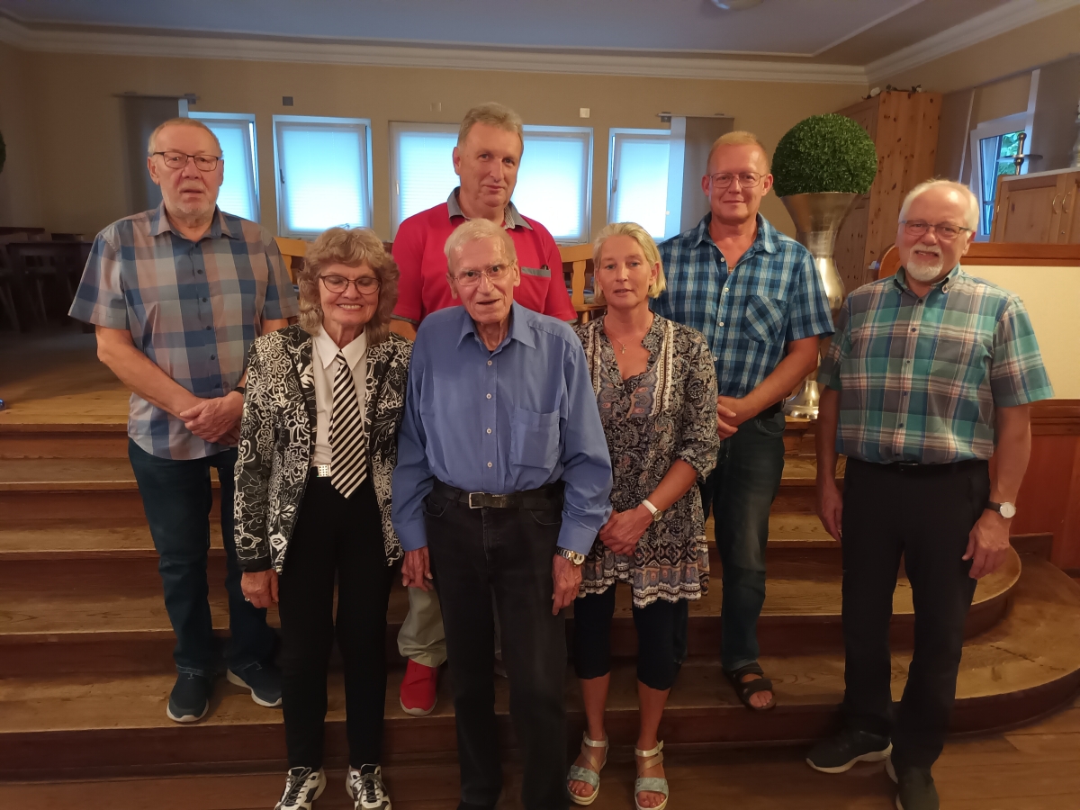 Der neue Vdk-Vorstand Birken-Honigsessen (hinten von links): Beisitzer Hans-Jrgen Semm, Kassenprfer Dieter Rautenstrauch, zweiter Vorsitzender Michael Stangier, Kassenprfer Reinhold Schuh. Vorne von links: Frauenbeauftragte Christa Hoffmann, erster Vorsitzender Wolfgang Kern und Kassenwartin Anja Asbach. (Fotos: VdK)