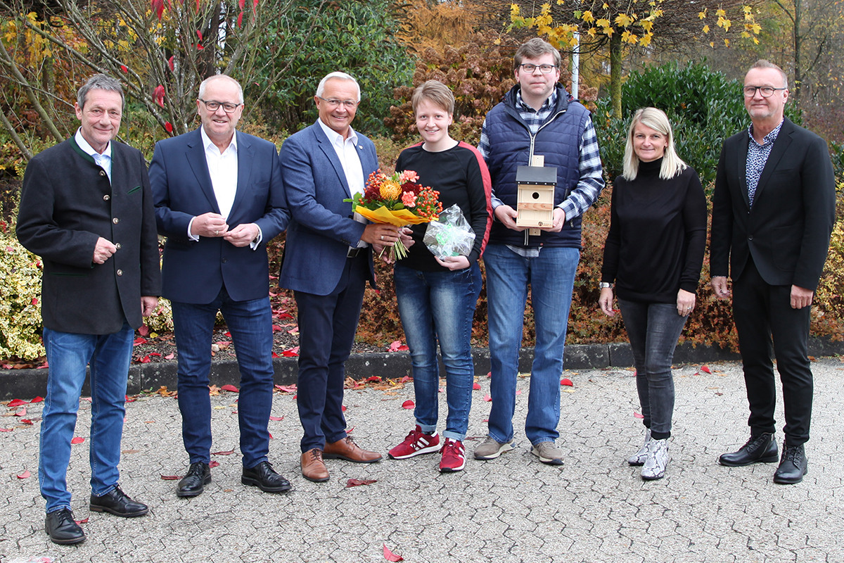 Von links: Landrat Achim Schwickert, Landrat Dr. Peter Enders, Landrat Achim Hallerbach, Leonie Eyl, Gewinnerin der Alpakawanderung, Daniel Simon, Gewinner eines Vogelnistkastens, Vorstndin Sandra Kster, Wir Westerwlder gAR und Bernd Hermann, Agentur Head Marketing. Foto: Wir Westerwlder