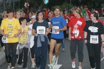 Ein buntes Bild bot der 1. Westerwlder Firmenlauf am Freitagabend in Betzdorf. Fotos: Helga Wienand