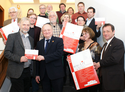 Gemeinsam stellten sie die 13. Westerwlder Literaturtage vor: Prof. Jrgen Hardeck, Kultursommer Rheinland-Pfalz, Landrat Michael Lieber, Projektleiterin Maria Bastian-Erll und Landrat Achim Schwickert (vorne von links). Foto: Helga Wienand-Schmidt