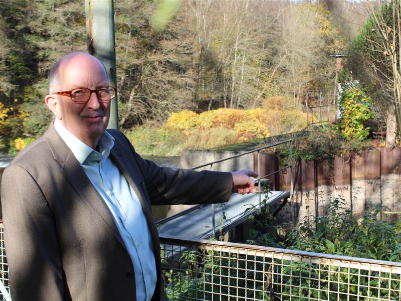 Michael Wschenbach (CDU) kritisiert die Landesregierung wegen der Stilllegung des Wehres in Euteneuen. (Fotos: Abgeordnetenbro Wschenbach)
