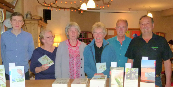 Sorgten fr einen unterhaltsamen Abend bei den Westerwlder Literaturtagen in Burglahr: (von links) Gitarrist Sebastian Pattberg, Programmleiterin Maria Bastian-Erll, Autorin Ulla Lachauer, Buerin Iris Reifenhuser, Moderator Bernhard Robben und Bauer Dieter Reifenhuser. (Foto: Veranstalter)