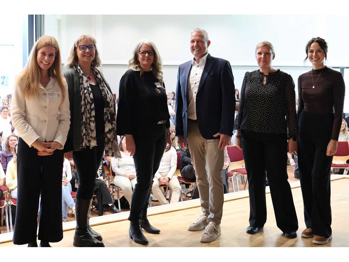 Die Organisatoren der 16. Netzwerkkonferenz des Kreisjugendamtes konnten 450 G�ste begr��en. (von links nach rechts: Jugendamtsleiterin Alessandra Dierkes, die Referentinnen Andrea Galitz und Simone Densing, Landrat Klaus L�tkefedder sowie die Netzwerkkoordinatorinnen Kristin Andree und Rebekka Sturm) (Fotos: Kreisverwaltung / Carolin Faller)