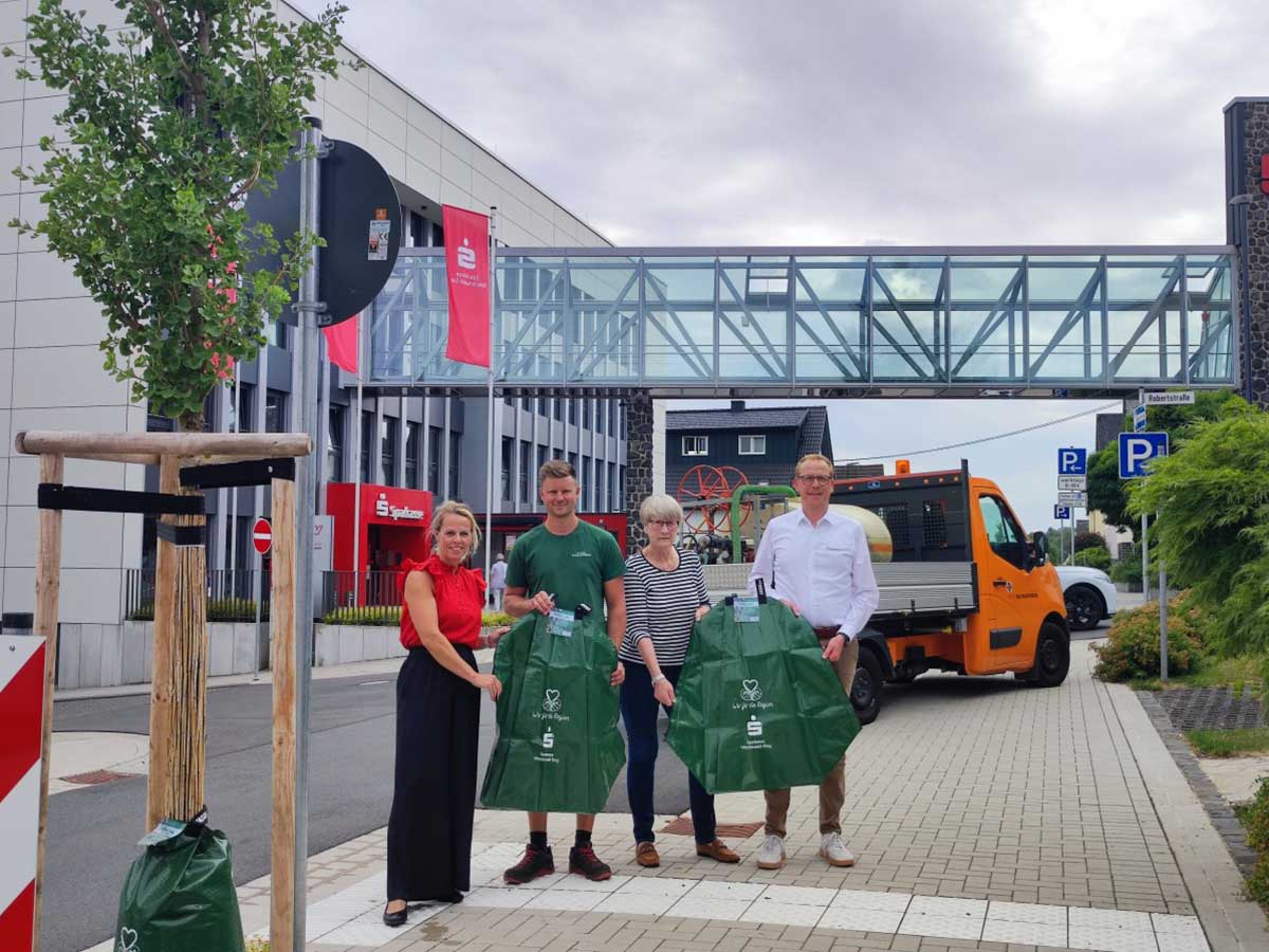 Tina Mees  Sparkasse Westerwald-Sieg, Jonas Scheider  Bauhof Bad Marienberg, Sabine Willwacher  Stadtb�rgermeisterin Bad Marienberg und Markus Weber  Leiter des Beratungscenters der Sparkasse (Foto: SKWWS)
