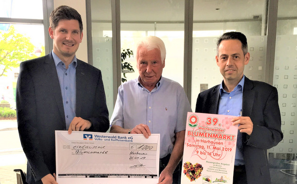 Untersttzung fr den Blumenmarkt: (von links) Westerwald Bank-Geschftsstellenleiter Marcel Keilhauer, Beigeordneter Jrg Czubak und Ortsbrgermeister Thomas Schmidt. (Foto: Ortsgemeinde Horhausen)