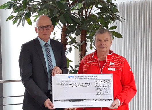 Das Crowdfunding-Projekt der Westerwald Bank bringt dem SV Gehlert insgesamt 2.140 Euro fr neue Trainingsanzge ein, 1.370 Euro kommen von der Westerwald Bank. Marktbereichsleiter Stephan Zorn (links) bergab den symbolischen Scheck an den Vorsitzenden des SV Gehlert, Hans-Werner Rrig. (Foto: Westerwald Bank) 