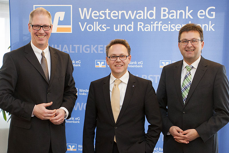 Hatten bei der Bilanzpressekonferenz gute Zahlen fr die Westerwald Bank zu verknden: Vorstandssprecher Wilhelm Hser und seine Vorstandskollegen Dr. Ralf Klbach und Markus Kurtseifer (von links). Foto: Wolfgang Tischler