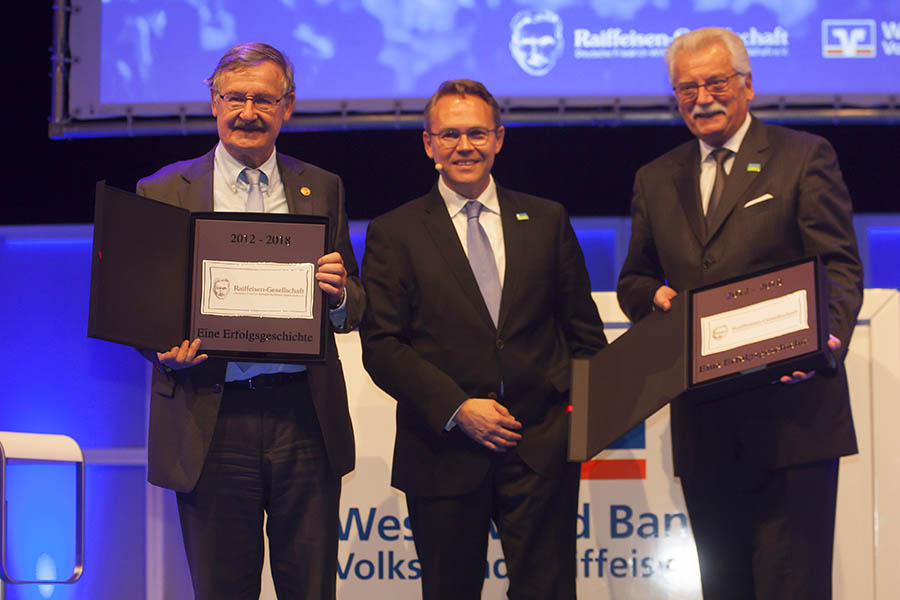 Geehrt wurden für ihre Verdienste um Raiffeisen Josef Zolk (links) und Werner Böhnke (rechts) von dem neuen Vorstand Dr. Ralf Kölbach. Fotos: Wolfgang Tischler
