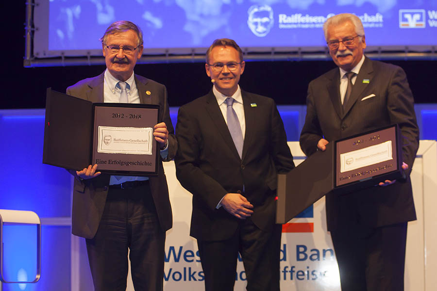 Geehrt wurden fr ihre Verdienste um Raiffeisen Josef Zolk (links) und Werner Bhnke (rechts) von dem neuen Vorstand Dr. Ralf Klbach. Fotos: Wolfgang Tischler