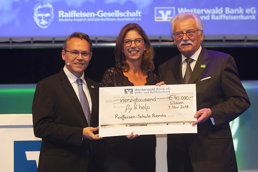 Dr. Ralf Klbach (links) und Werner Bhnke berreichen den Scheck ber 40.000 Euro an Kuratoriumsmitglied Sabine Btzing-Lichtenthler. Foto: Wolfgang Tischler