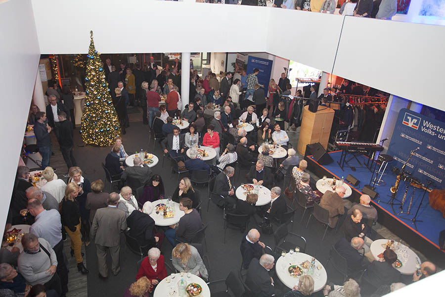 Empfang bei Westerwald Bank gab Startschuss zum Weihnachtsmarkt Hachenburg