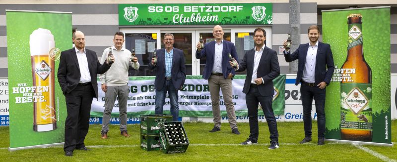 Freuen sich auf eine gute gemeinsame Partnerschaft: Die Westerwald-Brauerei und die SG 06 Betzdorf: v. l.: Ansgar Brenner, Stadtbrgermeister Benjamin Geldsetzer, Klaus Strder, Timo Unkel, Jens Geimer, Fabian Hsch. Foto: Rder-Moldenhauer