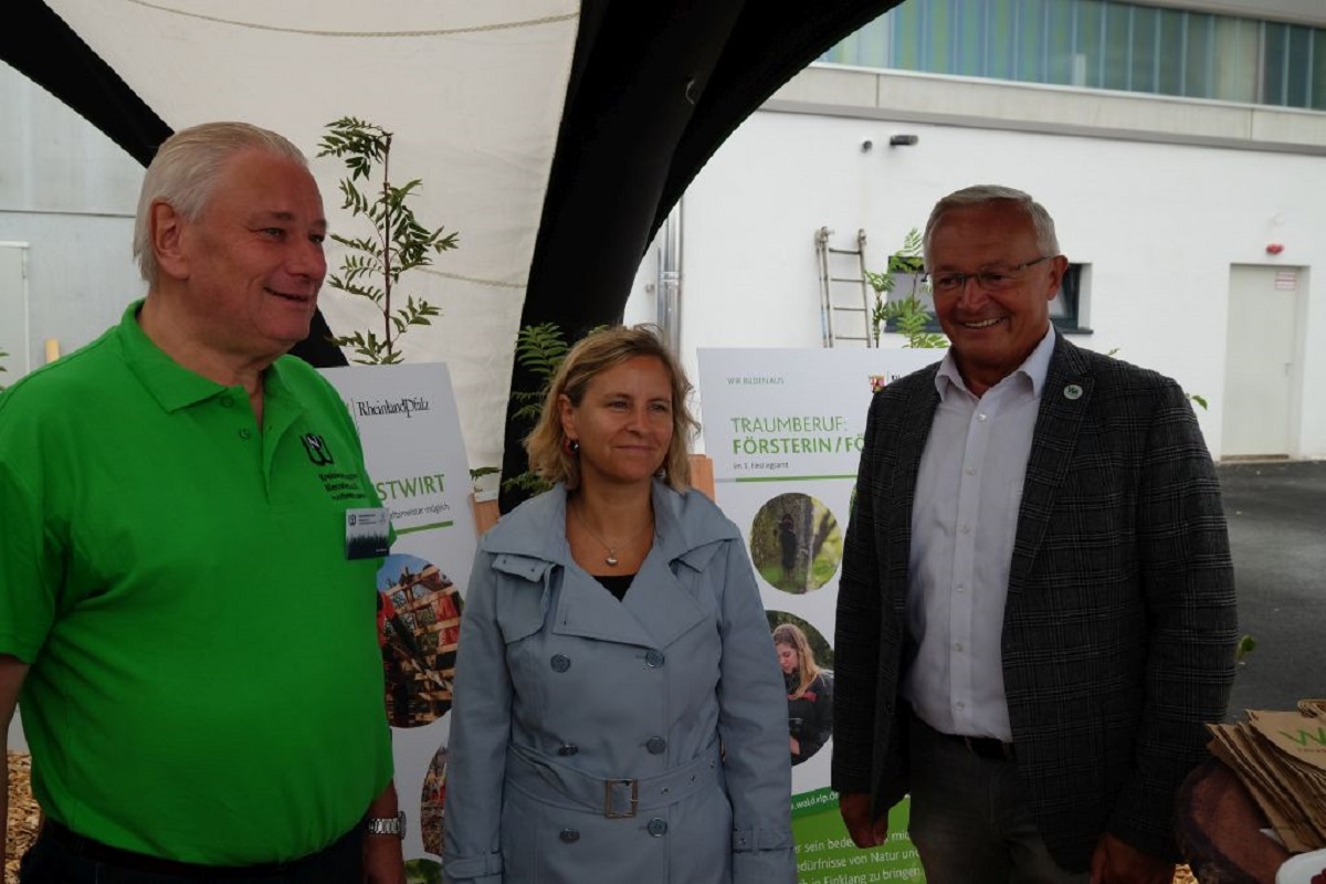 Vorsitzender Uwe Werner mit Ministerin Katrin Eder und Landrat Achim Hallerbach. (Foto: privat)