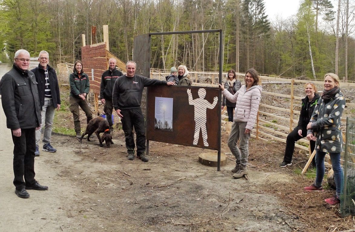 Gruppenfoto am Kunstwerk von Claudia Hanses hat an der ersten Aufforstungsflche In den Strhten. Fotos: privat