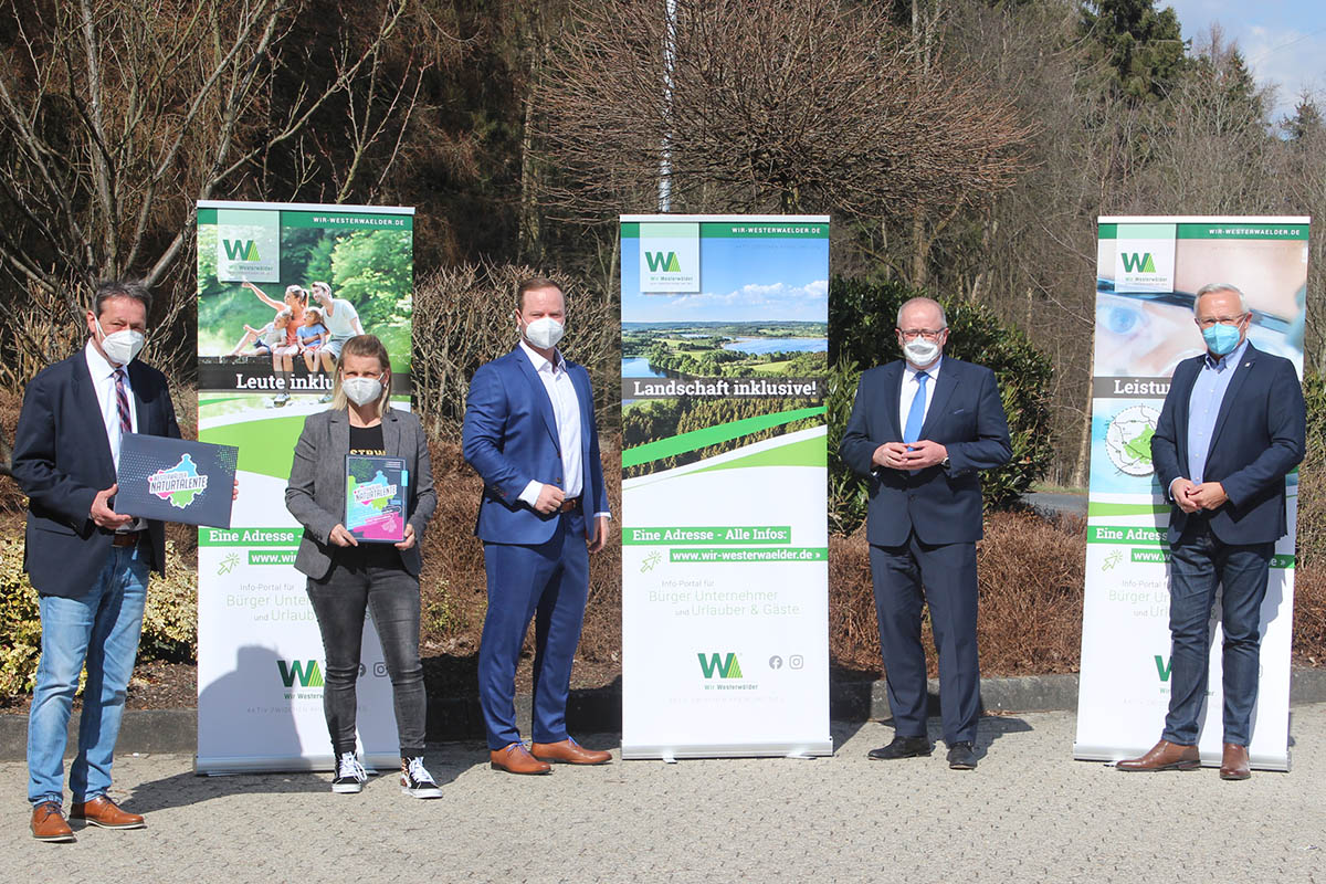 Projektstart fr die Westerwlder Naturtalente. Von links nach rechts: Achim Schwickert (Landrat Westerwaldkreis), Sandra Kster (Vorstndin Wir Westerwlder), Patrick Schumacher (Geschftsfhrer attentio Hachenburg), Dr. Peter Enders (Landrat Kreis Altenkirchen), Achim Hallerbach (Landrat Kreis Neuwied) 