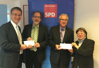 Die Schirmherren Hendrik Hering (rechts) und Schwester Christiane bei der Spendenbergabe an Winfried Kehr und Frank Keler-Wei. Foto: pr