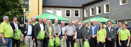 Zum zehnten Geburtstag des Westerwald-Steigs gab es in Marienthal einen Wller Abend. Die Landrte der Kreises Altenkirchen, Neuwied und des Westerwaldkreises dankten dabei insbesondere den Ehrenamtlichen, die den Wanderweg bis heute pflegen. (Foto: Westerwald Touristik-Service)