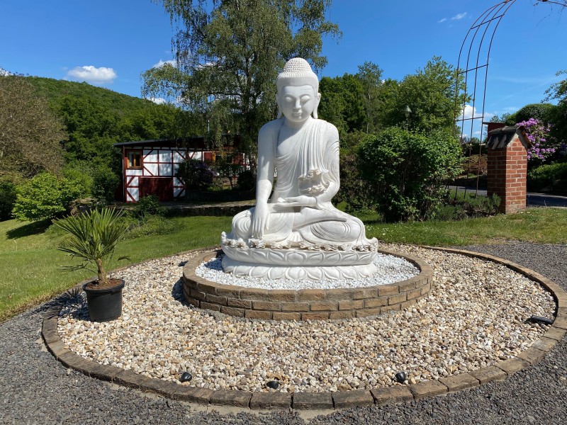 Der weie Buddha vom Kloster Hassel. Fotos: Bjrn Schumacher