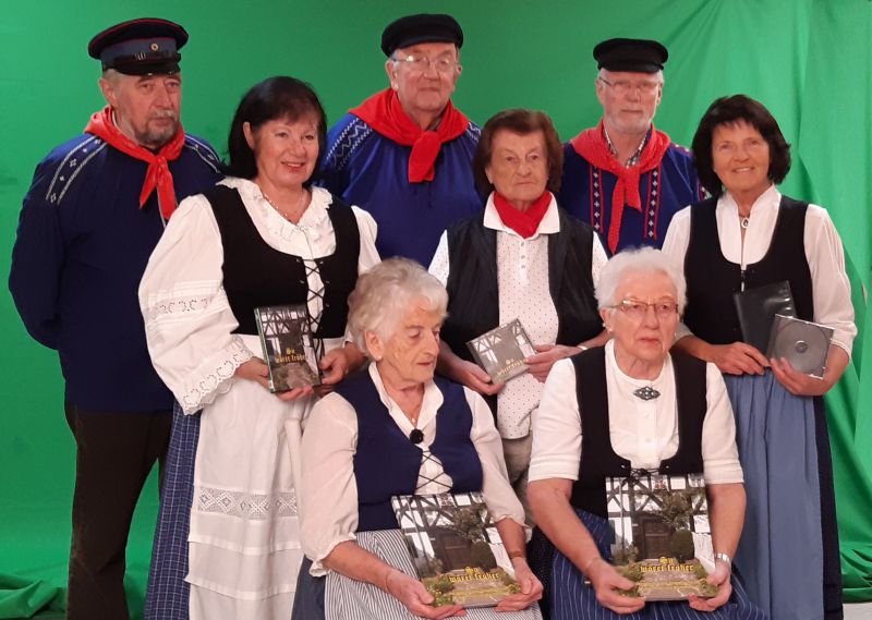 Mitglieder des Westerwaldvereins Bad Marienberg in Trachten und mit Bchern,CDs und DVDs. Fotos: privat