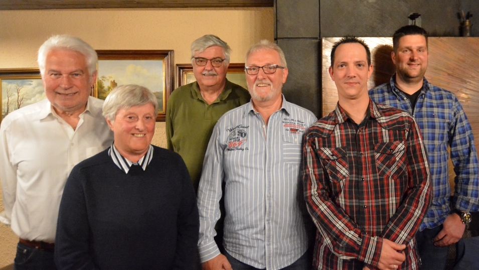 Der Vorstand des Wandersportvereins Fahrende Gesellen stellte sich nach den Neuwahlen unverndert wie folgt dar (von links): Erwin Haschke, Hannelore Gruber, Lothar Moog, Christoph Busenbach, Torsten Busenbach und Mario Haschke. (Foto: tt)