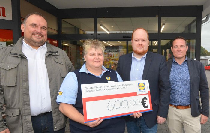 Einen Scheck ber 600 Euro berreichte Lidl-Filialleiterin Nicole Altemann an Georg Becker (links), hier mit Andreas Hundhausen (2. von rechts) und Joachim Jung (rechts). (Foto: tt)