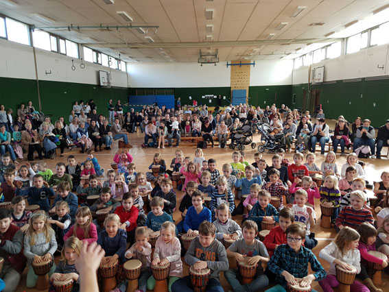 Volle Konzentration: Ob beim Trommeln oder beim Singen, die Kinder waren mit Feuereifer bei der Sache. Foto: Privat