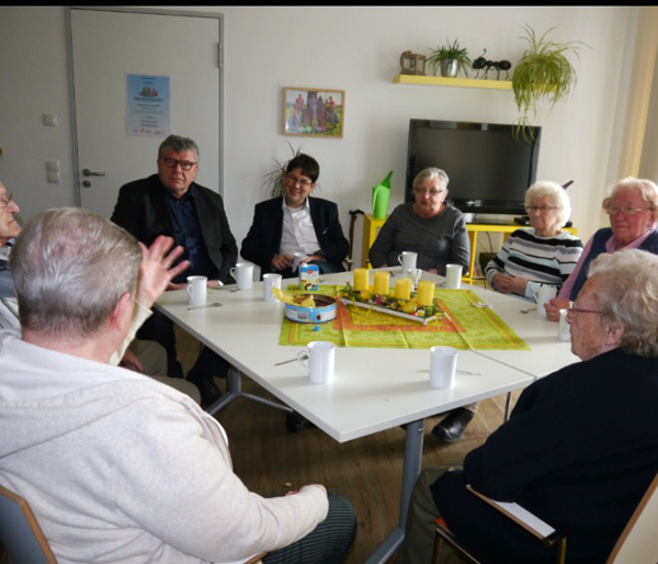 Besuchten gemeinsam den Donnerstagstreff der Sozialen Stadt: Landratskandidat Michael Mahlert (links) und Neuwieds Beigeordneter Michael Mang (Zweiter von links). Fotos: Privat