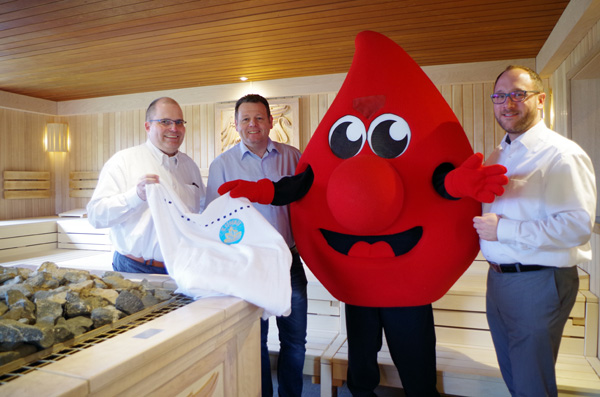 Von links nach rechts: Jrg Backhaus, Alexander Albrecht, das Blutspende-Maskottchen "Trpfli" und Benjamin Greschner. Foto: Privat