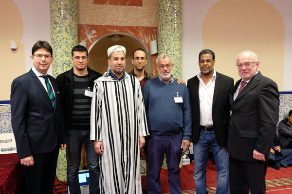 Beteten mit vielen Besuchern gemeinsam in der Omar Al-Farouk Moschee: (Von links nach rechts) Michael Mang, (Beigeordneter), Abdessamad Saghir (Kassenwart), Mohammed El Baidi (Imam), Nordin Saghir (Schriftfhrer), Mohamed Akchich (Vorstand), Safi Asseila (stellv. Vorstand), Nikolaus Roth (Oberbrgermeister). Foto: Privat