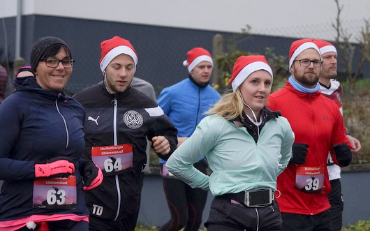 96 Luferinnen und Lufer, darunter zehn Walker, gingen auf die zehn Kilometer lange Strecke des ersten Hachenburger Glhweinlaufs. (Foto: Veranstalter)