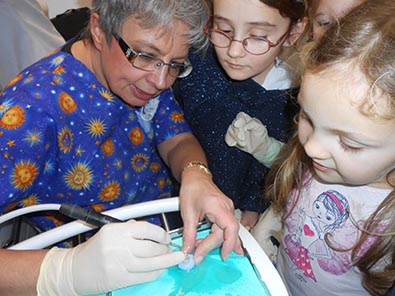 Interessant und lehrreich war der Besuch der Kita-Kinder beim Zahnarzt. Foto: Kita