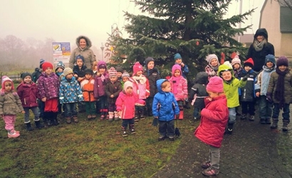 Der Weihnachtsbaum am Wallmenrother Dorfplatz erstrahlt in schnem Glanz  dank der fleiigen Kinder der Kindertagessttte Zauberwald. (Foto: pr)