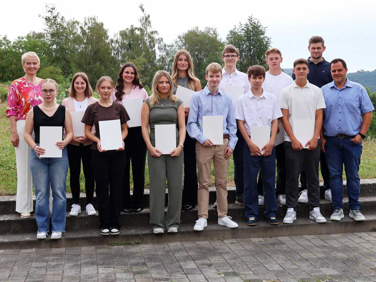 (v. l. n. r.): Die Erste Kreisbeigeordnete Gabriele Wieland begr��te als neue Anw�rterinnen und Anw�rter Anna-Lena Krieger, Michelle Pfaff, Diana Derr, Suela Qajani, Melis Erg�n, Alina Ruster, Leon Fechner, Nils Kraft, Moritz Utsch, Julian Salheiser, Jan L�wen und Noah Hoffmann gemeinsam mit Personalreferent Sebastian Wehr. (Foto: Kreisverwaltung / Carolin Faller)