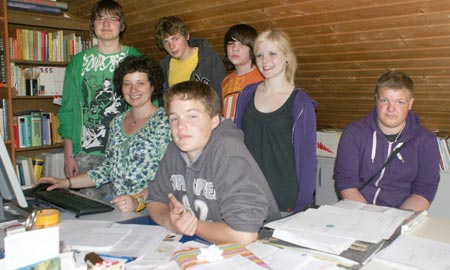 Mittendrin im aktuellen Nachrichtengeschehen war die Zeitungsprojektgruppe der Michael-Ende Schule im Redaktionsbro des WW-Kuriers in Wissen. Foto: Helga Wienand-Schmidt