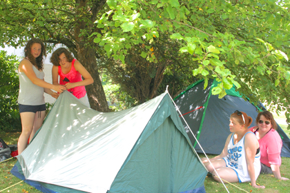 Camping-Freizeit gefiel den Mdchen