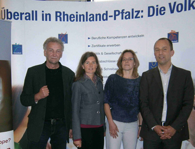 Bernd Kohnen, KVHS Altenkirchen, Inka Theissen, VHS Betzdorf und Regina Klinkhammer, VHS Hachenburg (von links) haben fr die Region die Zertifizierungsoffensive Englisch ins Leben gerufen, die gemeinsam mit Dirk Wolk-Phlmann vom Landesverband der Volkshochschulen in Rheinland-Pfalz vorgestellt wurde. Foto: KVHS