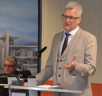 Gastgeber der Feier an der BBS Betzdorf-Kirchen, Oberstudiendirektor Michael Schimmel wrdigte die Leistungen der erfolgreichen Prflinge. Fotos: Manfred Hundhausen