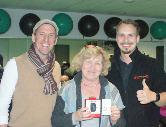 Referent Michael Banderenko (links) und Clubmanager Jan de Buhr gratulieren Pulsuhr-Gewinnerin Maria Adams. (Foto: as) 