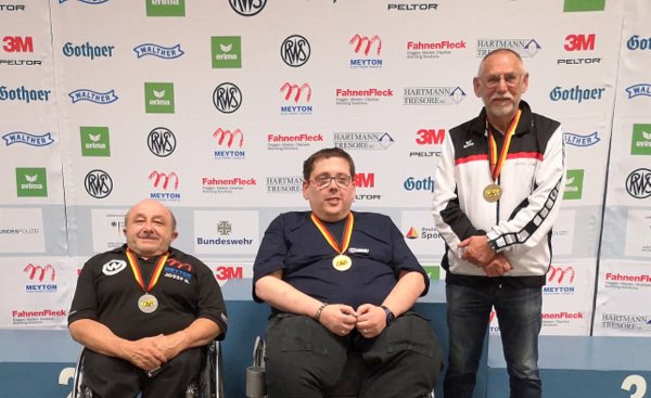 Kevin Zimmermann (Mitte) vom Wissener Schtzenverein holte zwei Goldmedaillen bei den Deutschen Meisterschaften in Garching-Hochbrck. (Foto: Wissener SV)