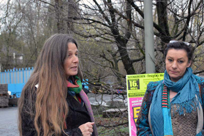 Die beiden Sprecherinnen der Kundgebung in Altenkirchen, Claudia Kostka (rechts) und Beate Mohr vom Tierschutzverein Altenkirchen. Fotos: kk