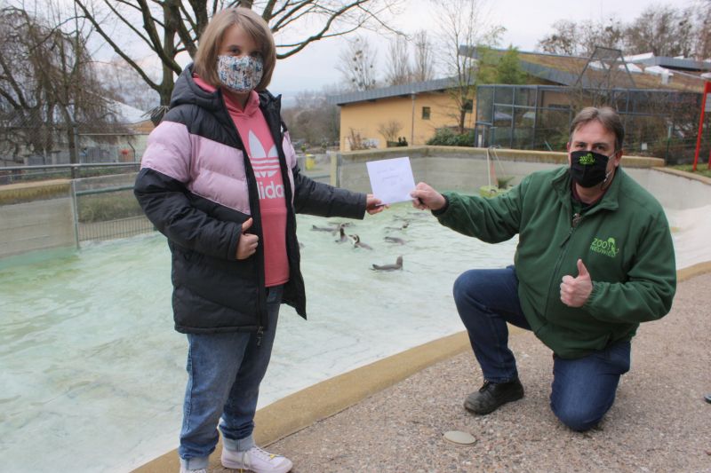 Nele Gutheil bei der Spendenbergabe an Mirko Thiel im Zoo Neuwied. Foto: privat 