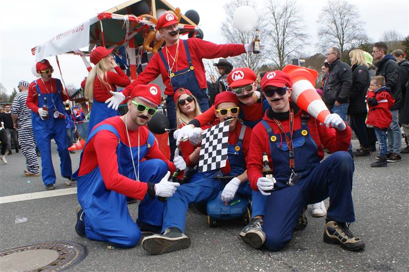 An frhlichen Super Marios mangelte es definitiv nicht in Scheuerfeld. Dafr sorgte unter anderem das "Grenztrinker-Team Westerwald", die hier zu sehen sind. Doch das bedeutet nicht, dass die Vielfalt zu kurz kam. Ganz im Gegenteil. Fotos: Daniel Pirker  