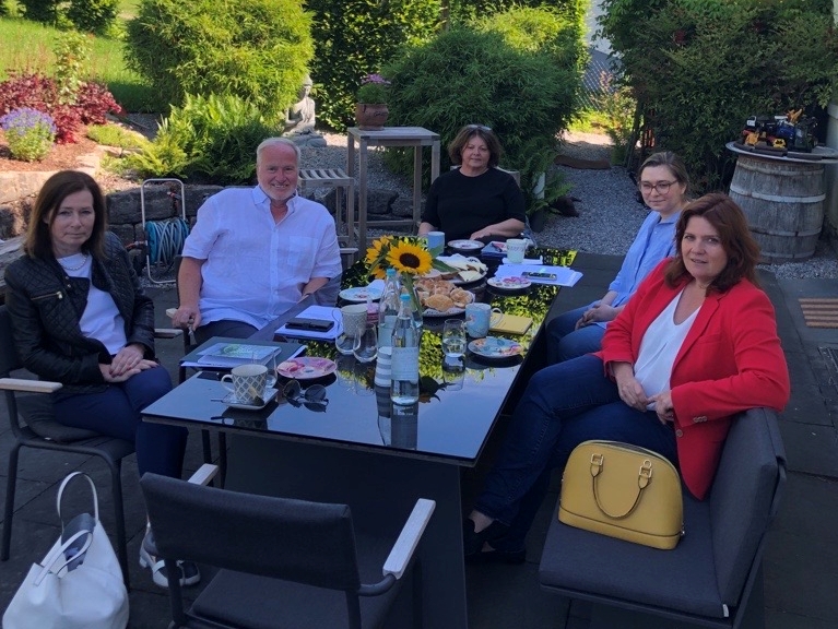 Die FDP-Bundestagabgeordnete Weeser mit Vertretern der Zahntechniker-Innung Rheinland-Pfalz. (Foto: Wahlkreisbro) 