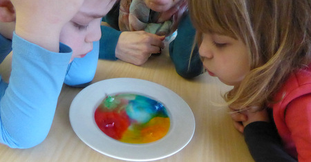 Kleine Forscher unter sich - hier beim Experiment mit Zucker und Farben. (Foto: Kita Traumland)