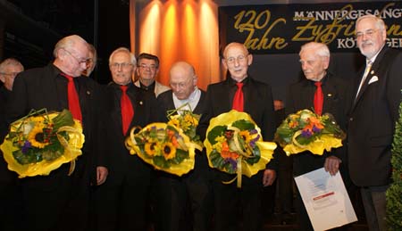 Ins Konzertgeschehen gehrte die Ehrung langjhriger Snger fr 25, 40, 65 und 70 Jahre Singen im Chor, die der Prsident des Chorverbandes Rheinland-Pfalz, Karl Wolff (rechts) vornahm. Fotos: Helga Wienand