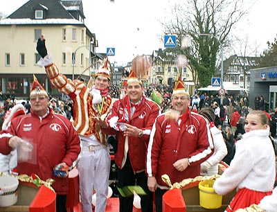 Das ist einfach grandios - so der junge Prinz Dennis I, der mit den Adjudanten Bernhard Bauer, Mike Wagner und Rudolf Heid (von links) die Jecken auf der Strae verwhnte. Fotos: Helga Wienand-Schmidt (28), Bianca Klser (27)