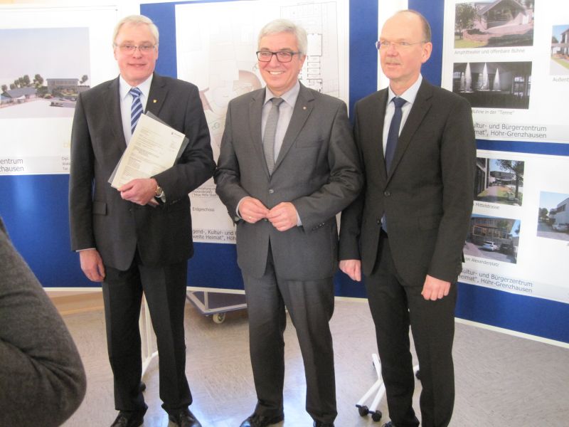 Michael Thiesen (links) und Thilo Becker (rechts) haben den Zuwendungsbescheid von Innenminister Roger Lewenz erhalten. Fotos: Simone Ziegler
